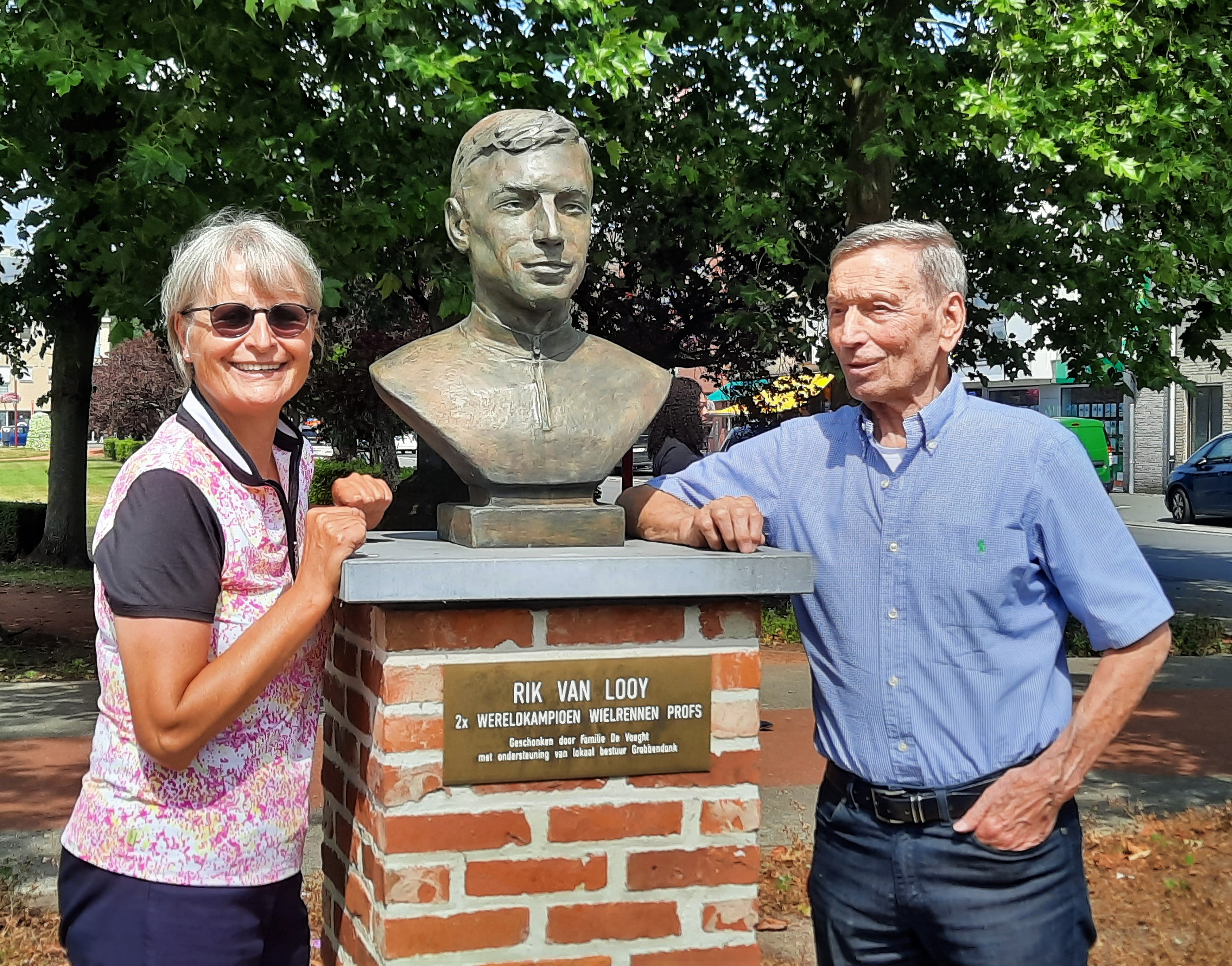 Joane dochter Tom Simpson samen met Rik Van Looy bij borstbeeld Grobbendonk