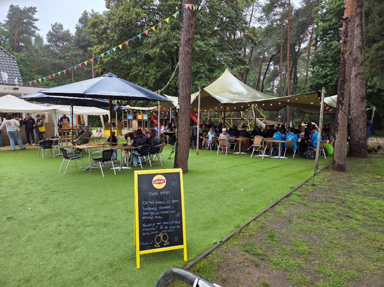 Ondanks het bijzonder slechte weer namen op zondag 13 september zo’n 400 sportievelingen en sympathisanten deel aan de 16e Floreal Bosloop & Boswandeling op de Kempense Heuvelrug in Lichtaart. Samen brachten zij net geen 7000 euro op voor Kom op tegen Kanker.
