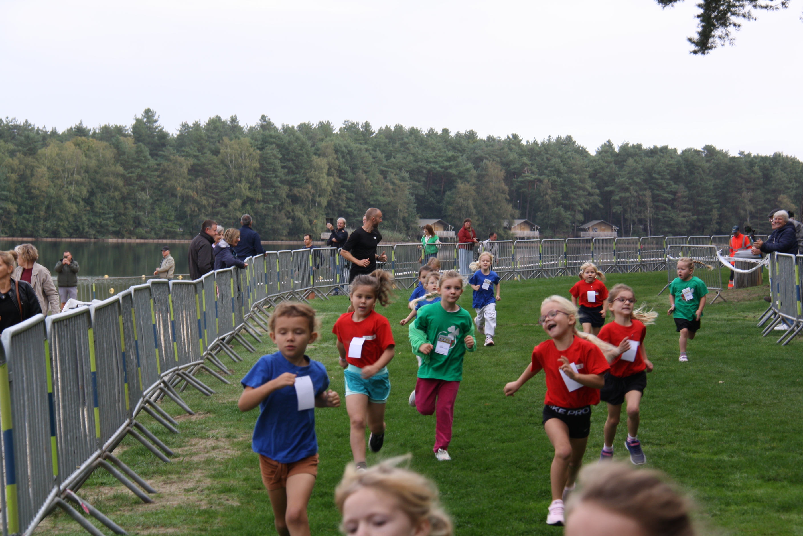 812 leerlingen lopen samen tijdens scholenveldloop in Lille