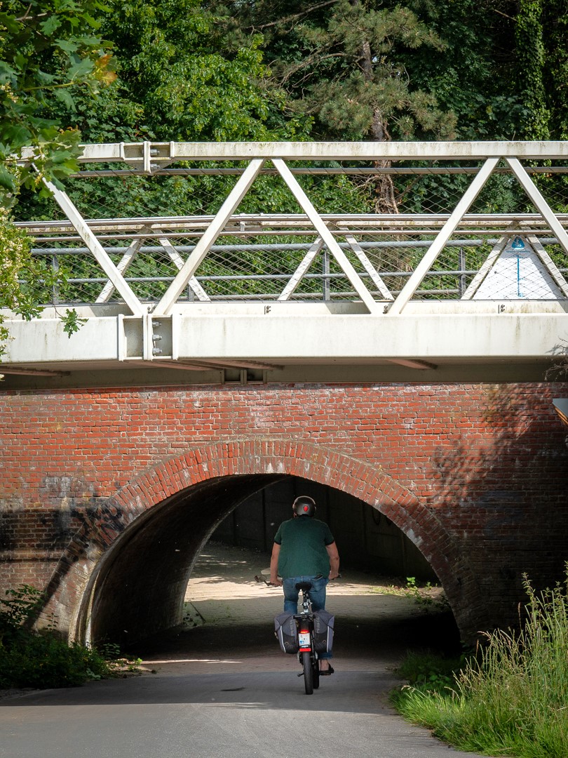 In Herentals buurt Nederrij - 'zijstraatje 't Vlietje' - wordt er dit weekend een nieuwe tunnelkoker onder de spoorlijnen gelegd aan spoorbrug Molennete. Op die manier kunnen fietsers er vlotter en veiliger passeren.  De oude doorgang was maar 2,5m hoog - foto