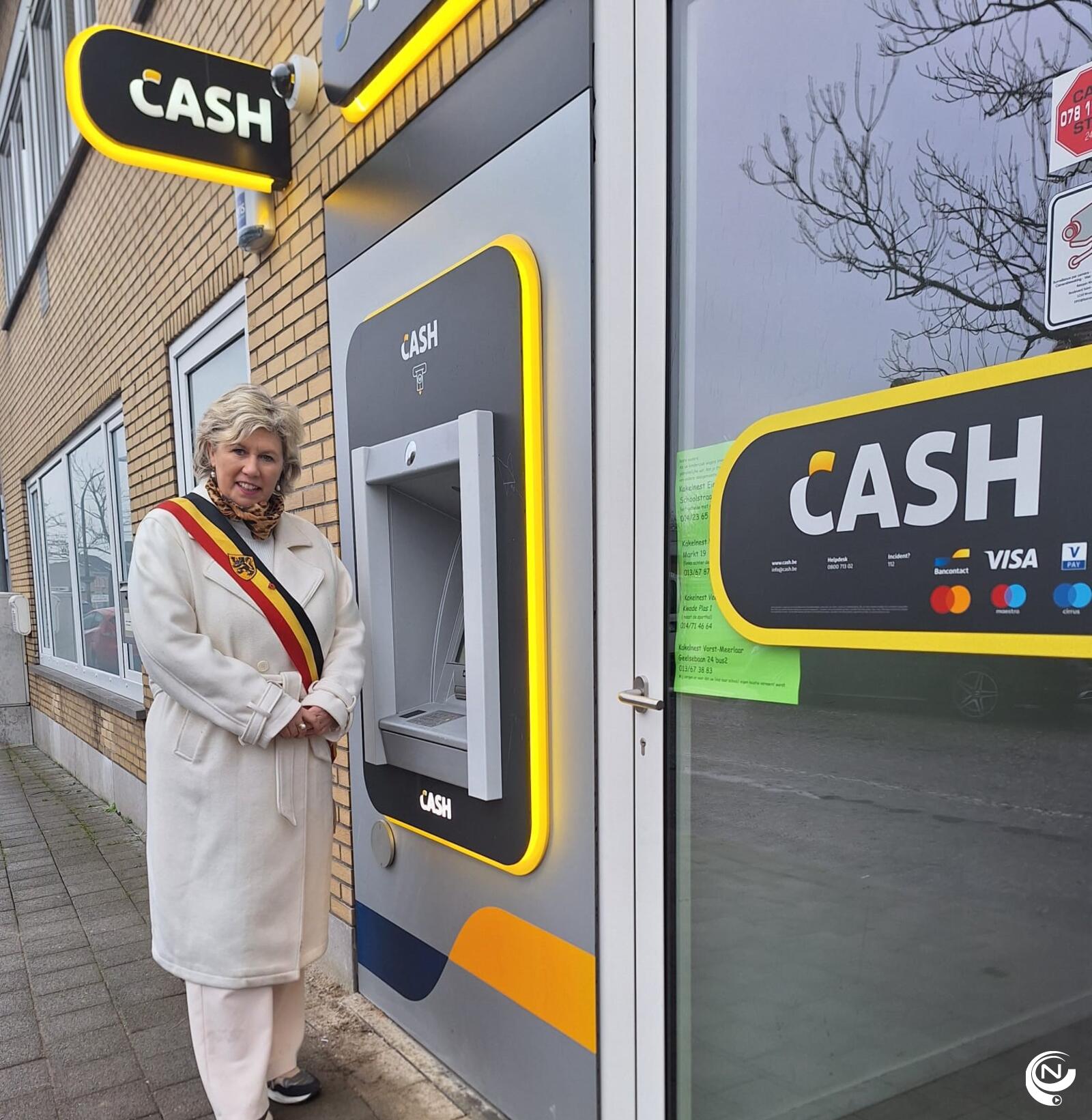 Burgemeester laakdal aan cashpunt