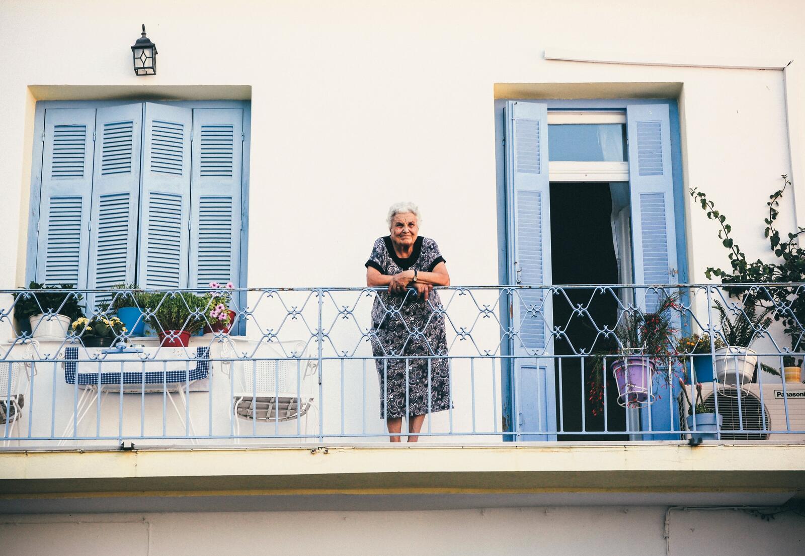 Senior - foto Unsplash Skiathos Greece