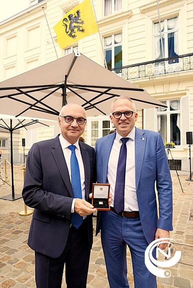 Luc Van den hove, CEO van imec, ontving vandaag het Ereteken van de Vlaamse Gemeenschap uit handen van Vlaams minister-president Matthias Diependaele