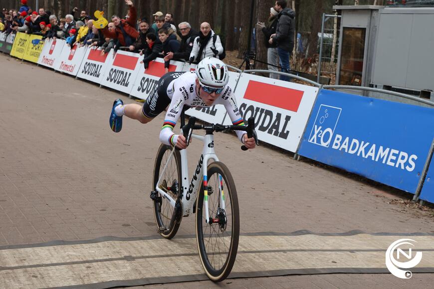 Krawatencross Wereldkampioen Fem van Empel heeft goed gekeken naar Tom Pidcock. Al liggend op de fiets komt de Nederlands over de streep: "Nog beter dan Pidcock, het is waterpas!"