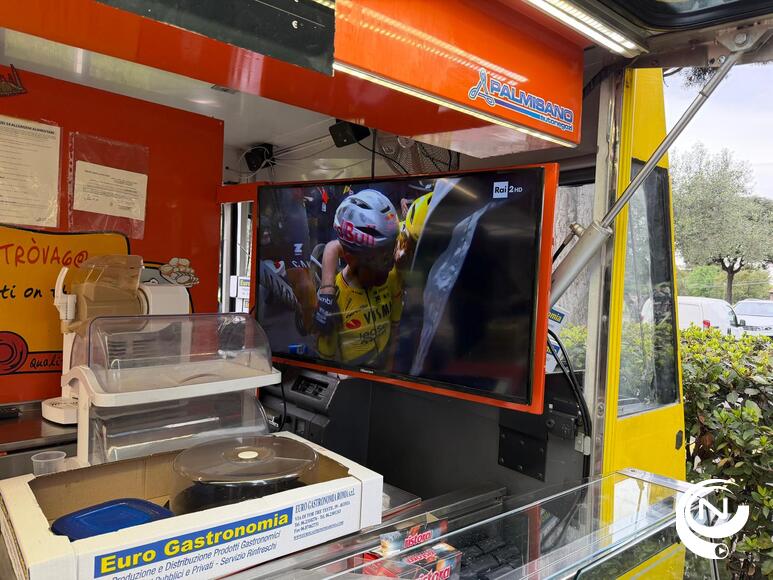 een tv-toestel dat in een eetkraampje stond mijn aandacht. 