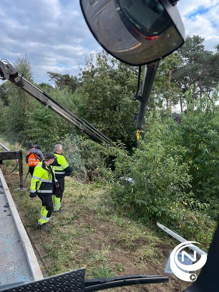 E313 ongeval bestelwagen bouwmaterialen in gracht  - foto Jimmy Verwimp NNieuws