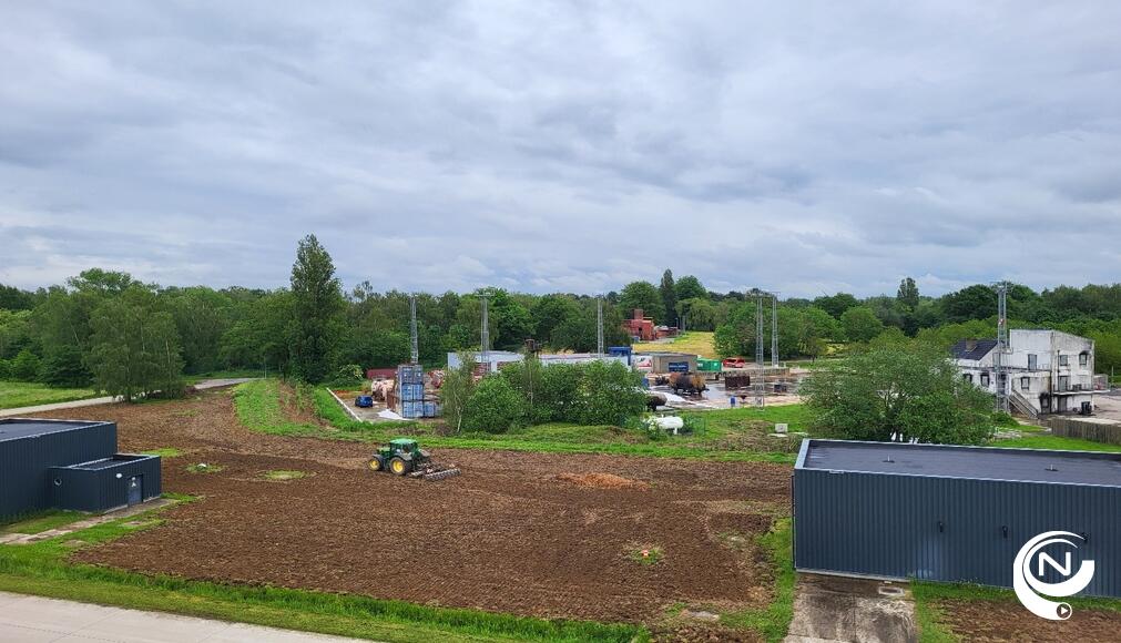 Het veld naast de oefenplaat voor industriële brandbestrijding wordt klaargemaakt voor het zaaien van de hennep.