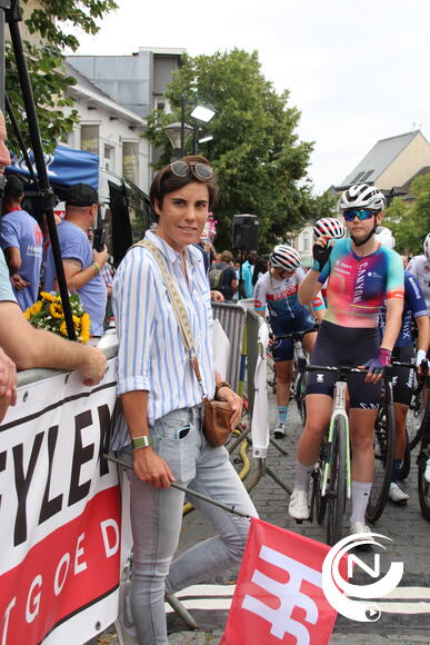 Sanne Cant kreeg een fijne huldiging en gaf de start van de dameskoers