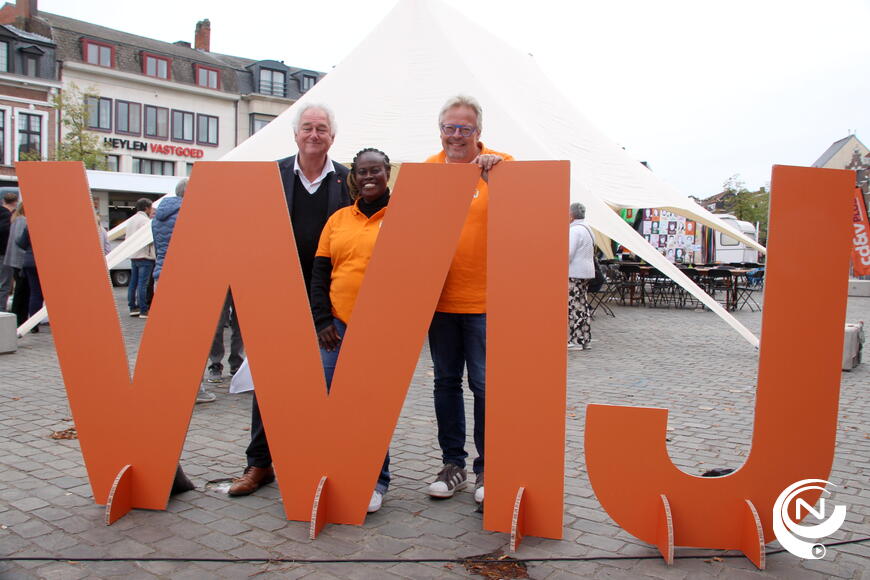 JNieuwkomer Abi ANO, mama van Wilfred 'Willy' (13+), tussen Jan Michielsen (schepen) en lijsttrekker schepen Bart Michiels