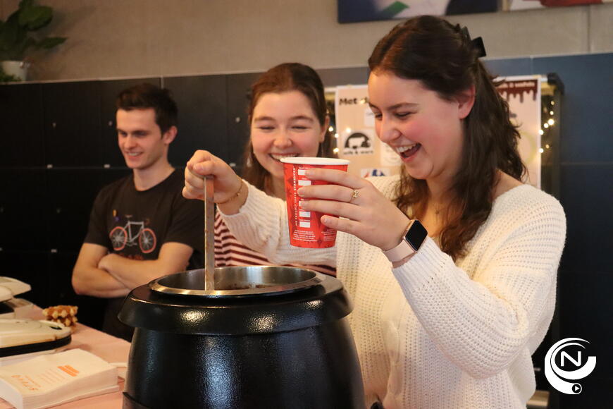 Studenten Thomas More secundair : succesvolle Warmste Week-markt rond sociaal en circulair ondernemen