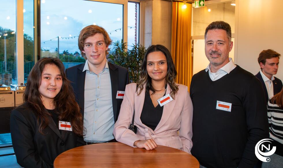 Phronesyss CEO Ian Perkins en International Business Manager Sabina Timilsina (rechts) samen met  AFC masterstudenten  Aruzhan Tagayeva en Ruben Vandelanotte (links)