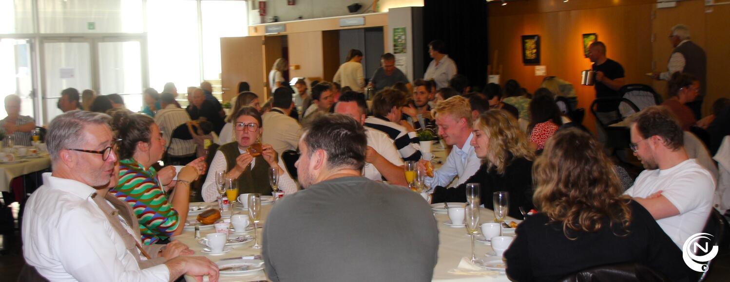 Zo'n 150 nieuwe inwoners waren vanmiddag te gast in cc 't Schaliken voor een 'kennismakings-brunch'.  