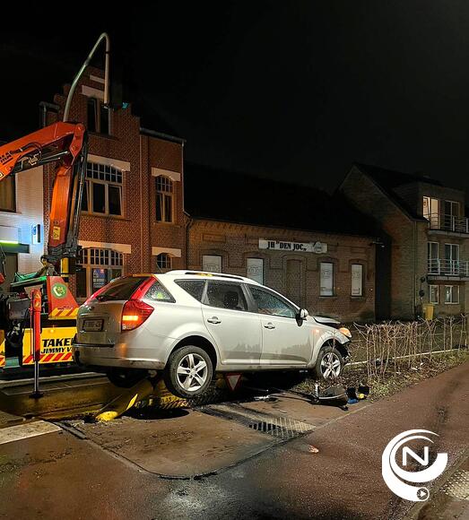 Personenwagen knalt tegen verkeerslicht in Olen-Centrum : 1 gewonde