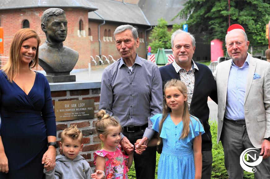 Inhuldiging Rik's Borstbeeld (2021) in Grobbendonk met sponsoren Luc De Voegth Consulting en Marcel De Voeght (DOMO)