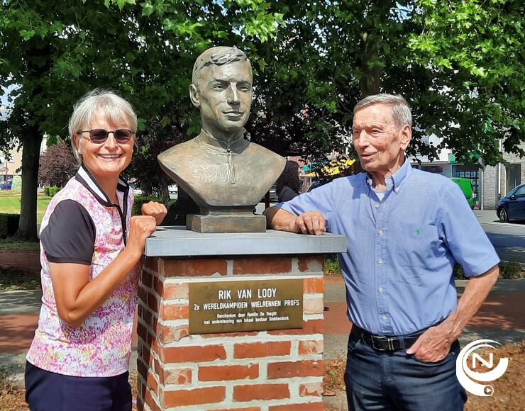 Rik Van Looy samen met de weduwe van Tom Simpson (Tour-icoon) aan het borstbeeld Grobbendonk.