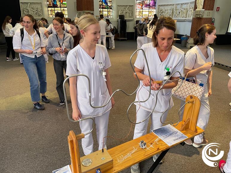 Stagiaires Katia en Emelie aan de mini-games in Imeldaziekenhuis op Dag van de Stagiair