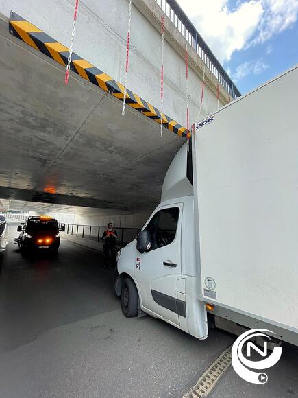 Vrachtwagen botst met z'n dak tegen brug van tunnel aan Vossenberg