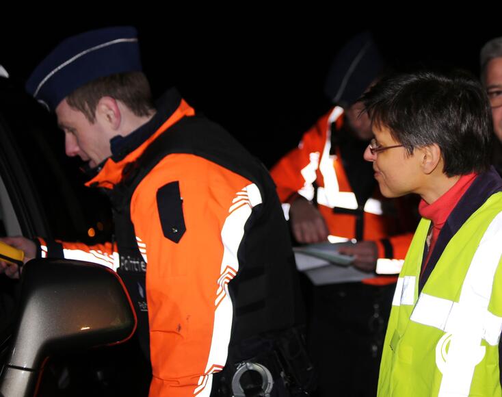 Gouverneur Cathy Berx kijkt toe bij WODCA-controle in Dessel - foto NNieuws