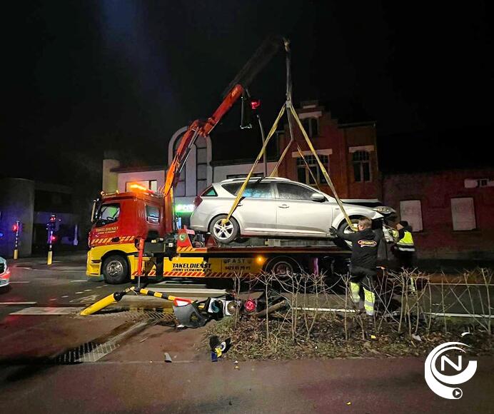 Personenwagen knalt tegen verkeerslicht in Olen-Centrum : 1 gewonde