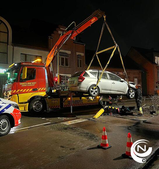Personenwagen knalt tegen verkeerslicht in Olen-Centrum : 1 gewonde.