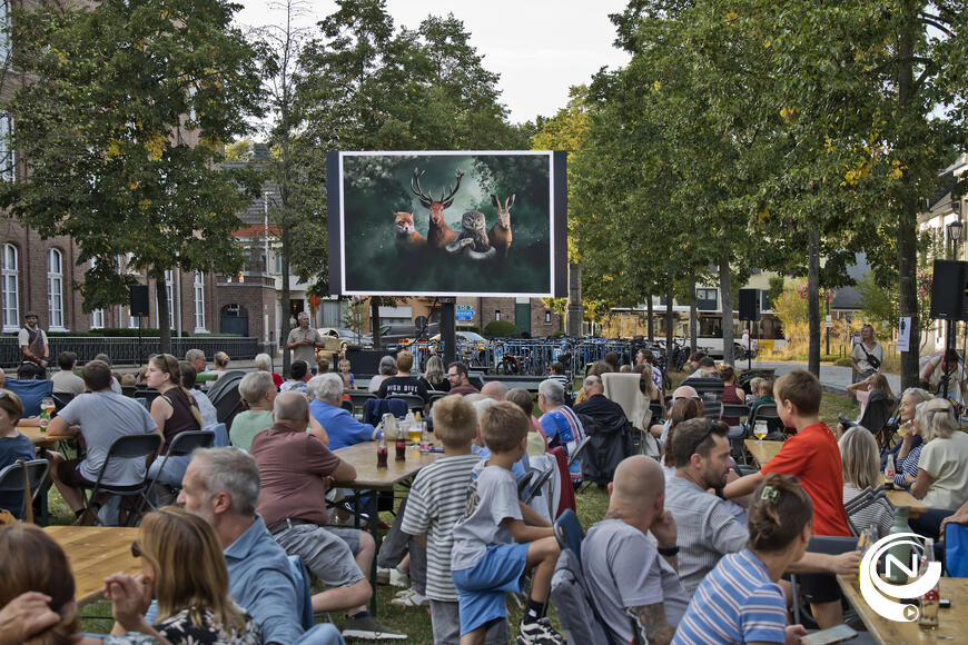 Vorselaar zijn baseline “verrassend, natuurlijk” alle eer aan met een openluchtvertoning van de film Onze Natuur, en een knappe roofvogelshow op het marktplein. 