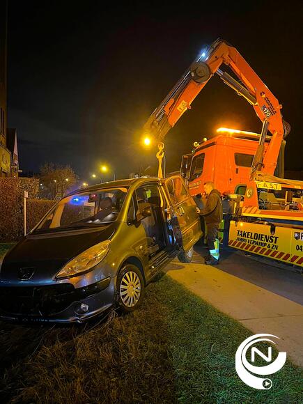 De auto kwam in de diepe gracht terecht aan Aveve Poederleeseweg Herentals