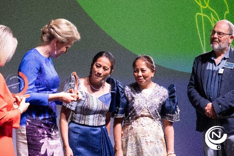 Hare Majesteit de Koningin met de twee winnaressen van de Womed Zuid Award