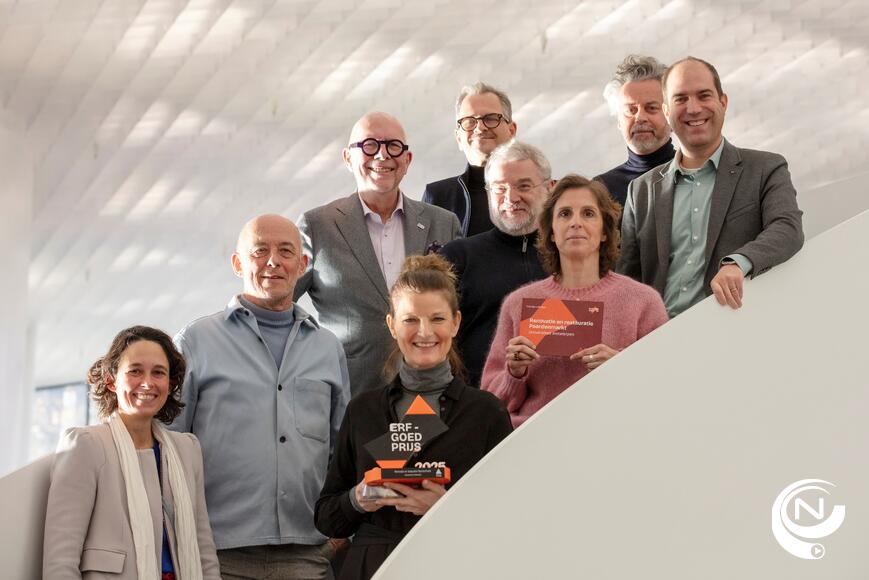 Winnaar publieksprijs Universiteit Antwerpen met gedeputeerde Luk Lemmens  © Provincie Antwerpen – Foto: Stefan Dewickere