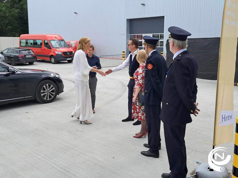 Minister van Binnenlandse Zaken Annelies Verlinden was vrijdagavond in het fiere Stoetersdorp om de nieuwe brandweerkazerne plechtig te openen. Het gebouw biedt ook onderdak aan het Rode Kruis én de technische dienst van de gemeente.