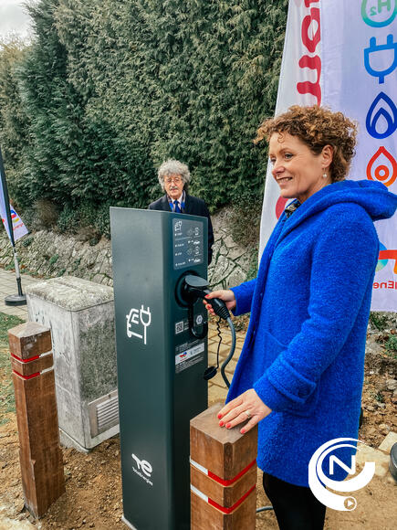Laadpalen  Vlaams minister Lydia Peeters