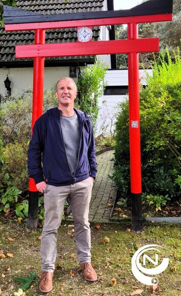 Foto : burgemeester Jan Bertels bij de Japanse Torii van Ju Jutsu Club Herentals - Makoto Jutsu Do /NNieuws/ foto Guy Verellen.