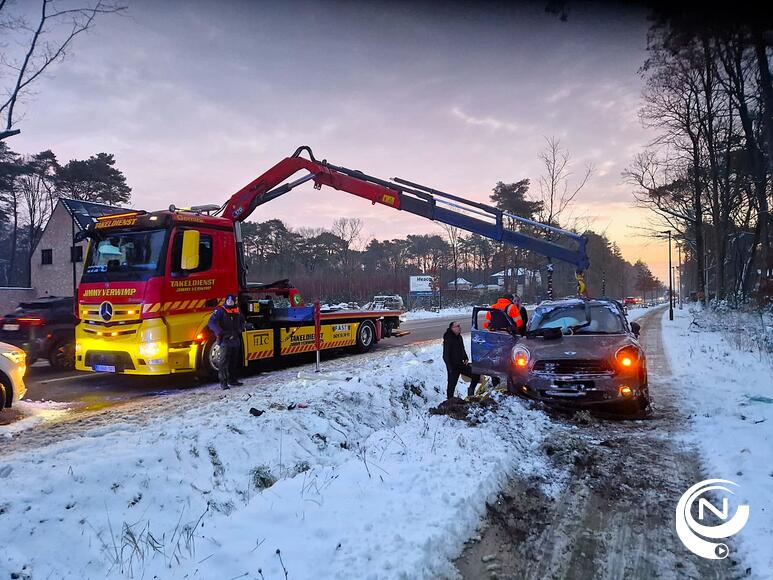 Op de N15 Lierseweg bleef het vandaag tot de middag spekglad : een wagen ging over de kop en kwam in de naastgelegen gracht terecht.