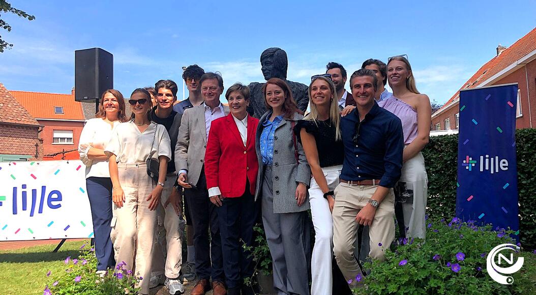 De familie Louis Neefs aan zijn borstbeeld aan de Singel in Gierle