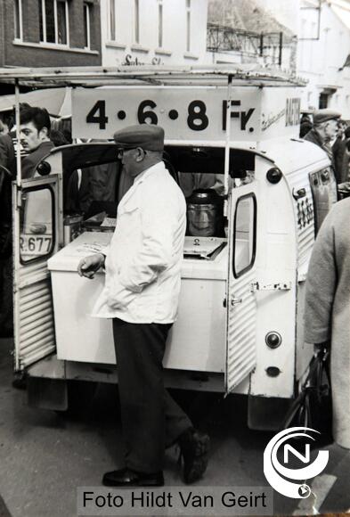 Vader Frans Baeten achter één van z'n legendarisch ijskreem-wagens in de jaren 60.