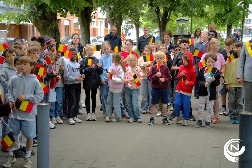 NSB Herdenking Bevrijdingsdag 8 mei met actieve deelname kOsh-leerlingen : bloemenhulde aan monument Molenvest - foto Louis Scevenels
