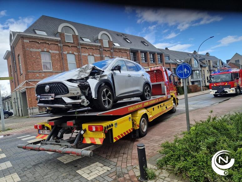 Op de hoek van Melkerijstraat-Stationsstraat in Olen is zondagnamiddagrond 14.50u een auto tegen een gevel van een woning beland