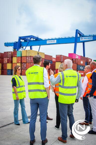 Paul Van Tigchelt en burgemeester Marianne Verhaert (GiB) brachten een bezoek aan de ‘Dennie Lockefeer Container Terminal’ van Van Moer Logistics in Grobbendonk.