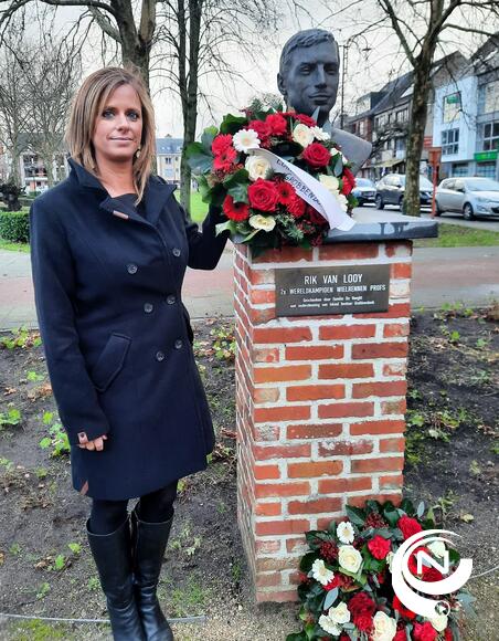 Burgemeester Marianne Verhaert legt krans neer bij borstbeeld Rik Van Looy op Astridplein.