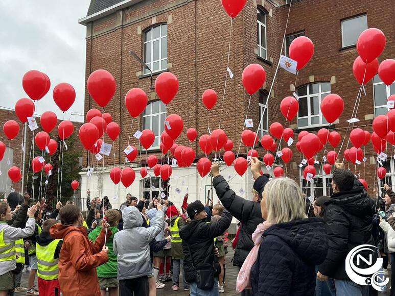 De leerlingen van BS De Wijngaard 3e Graad en van kOsh Campus Ieperstraat voor Gouden Wilfred (13), hun studiecollega en vriend :  honderden Rode Ballonnen op het plein aan De Kapel Wolstraat (2023)