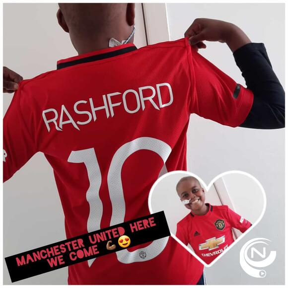 Wilfred's grote idool Rashford van Man United stuurde hem in 2021 een getekend shirt.  Wilfred was dolgelukkig.