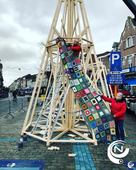 In 2021 - in volle covid-periode - haakten de symparhieke dames  3.600 gehaakte en gebreide lapjes van 20 bij 20 cm een kerstboom van 11,60 m hoog te bouwen,  een nagelnieuw wereldrecord.    