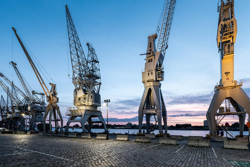 Elektrische walkranen  : collectie historische havenkranen van het MAS Antwerpen krijgen een hernieuwing van hun beschermingsstatuut als monument