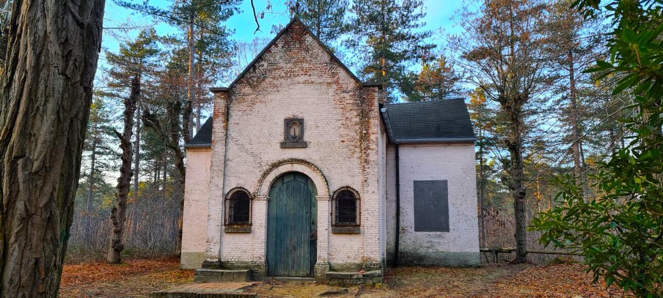 de Heilige Kruiskapel, werd gebouwd voor 1534 en heropgericht in 1841.