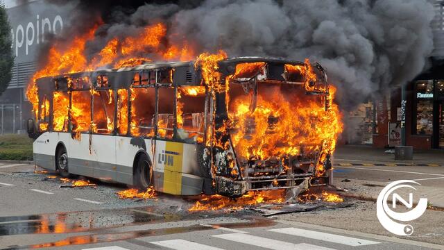 Autobus De Lijn brandt volledig uit aan parking Olen Shopping Park