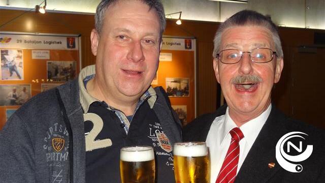 Trainer Luc Beyens (VC Herentals) betaalt een vat bier, Jef en Maxime proeven 