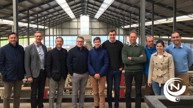 Vlaams minister Koen Van den Heuvel, fractieleider Servais Verherstraeten bezoeken melkveebedrijf in Tielen 