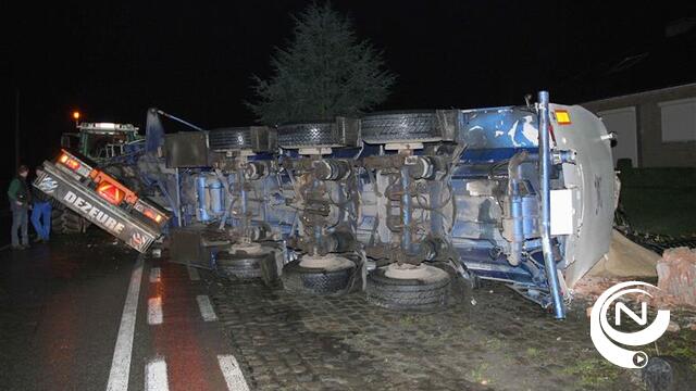 Gekantelde aanhangwagen zorgt voor verkeershinder op Lichtaartseweg Poederlee