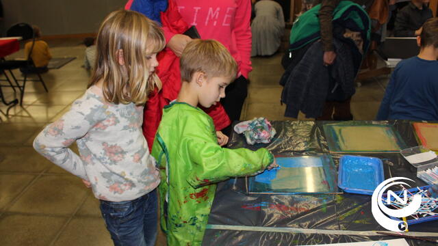 Kinderen stellen werk tentoon tijdens Kunstendag voor Kinderen 