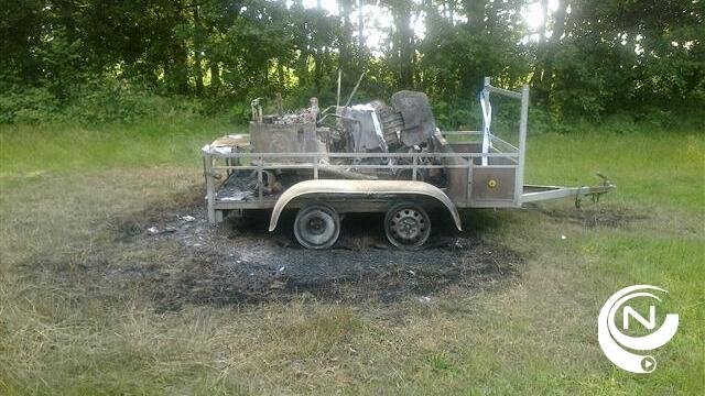 Uitgebrande aanhangwagen met graafmachine teruggevonden naast Heivenkenstraat Wiekevorst