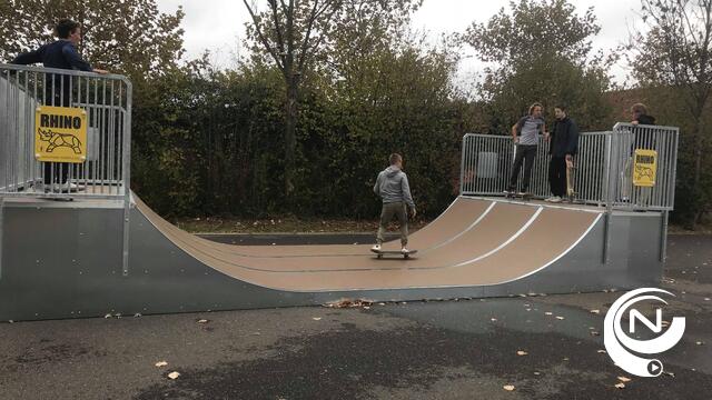 Jongeren testen nieuwe halfpipe uit op skatepark